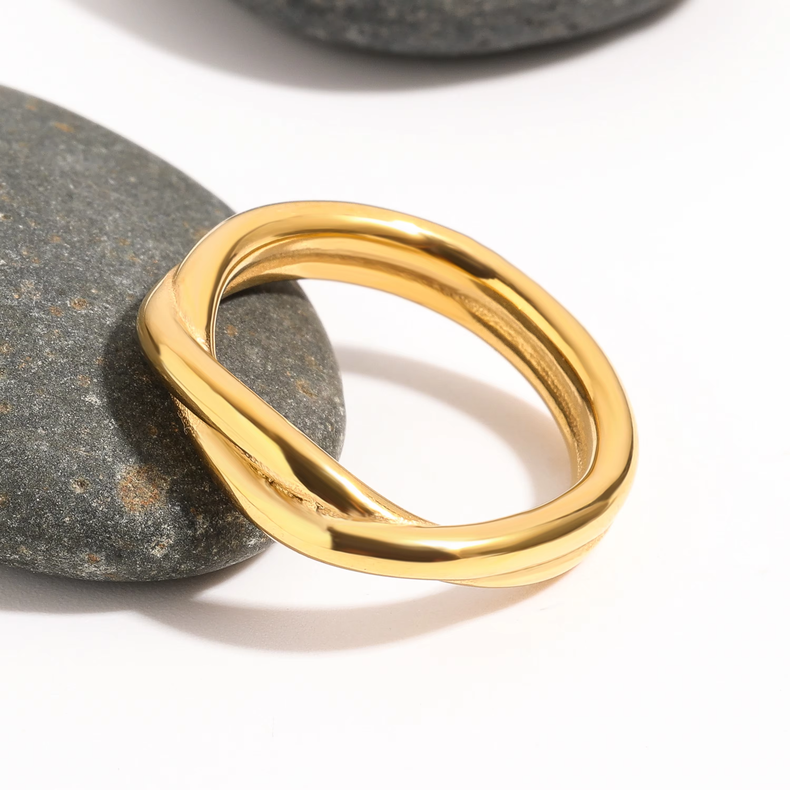 18K Gold Plated Entwined Eternity Ring – Waterproof Non‑Tarnish Stainless Steel