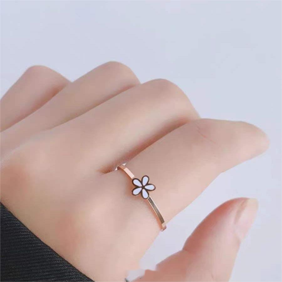 Cute Flower Design 18K Gold Plated Stainless Steel Minimalist Ring for Women Girls Daily Wear Jewelry