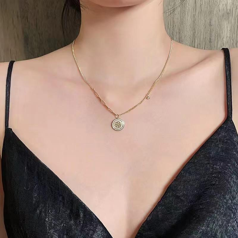 Asymmetric Coin Pendant Gold Necklace – Chic Vintage-Inspired Jewelry for Women
