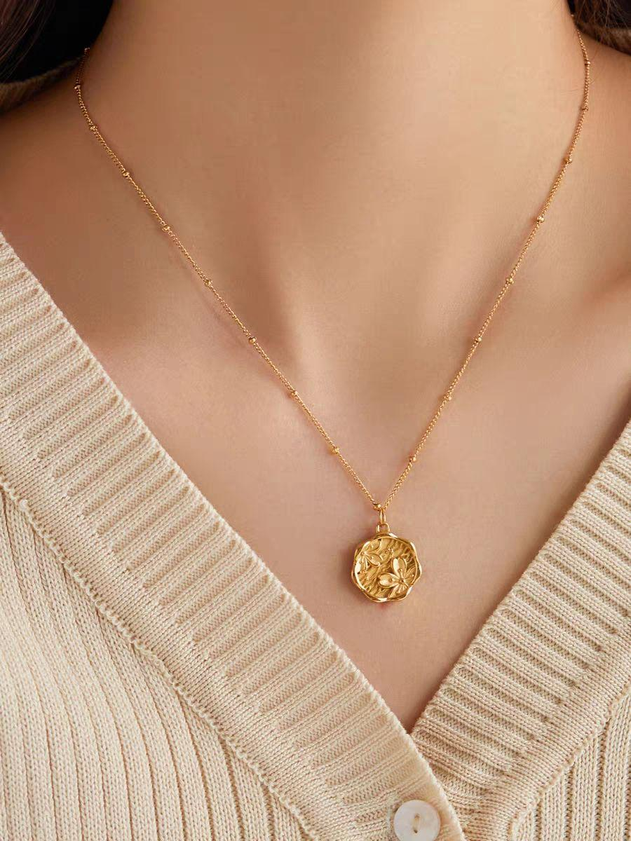 Vintage Floral Medallion Gold Necklace – Elegant Botanical Pendant for Women