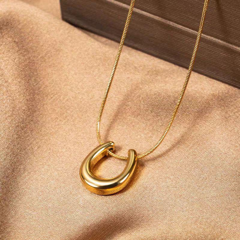 Bold Horseshoe Pendant Gold Necklace – Modern Lucky Charm Statement Jewelry
