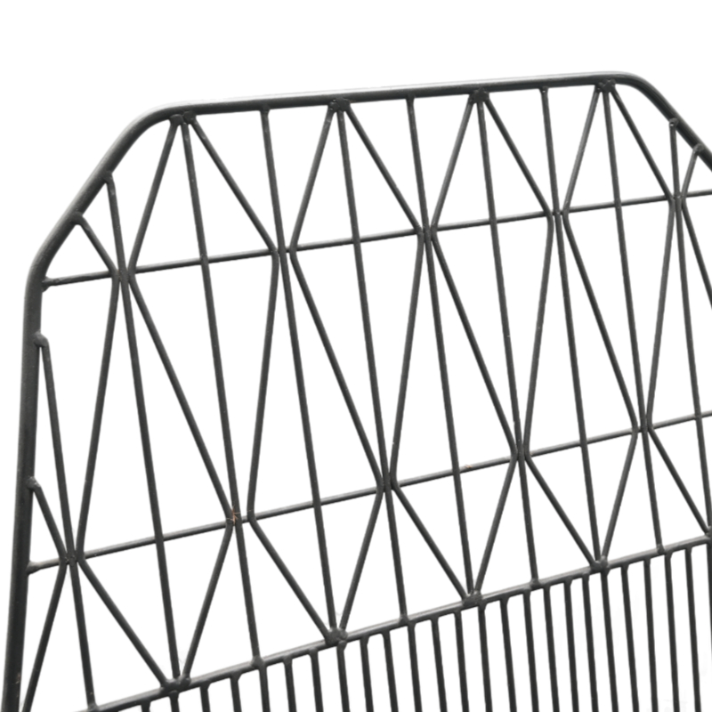 Aluminum Patio Chair with Geometric Wire Backrest and Cushion – Modern Outdoor Seating