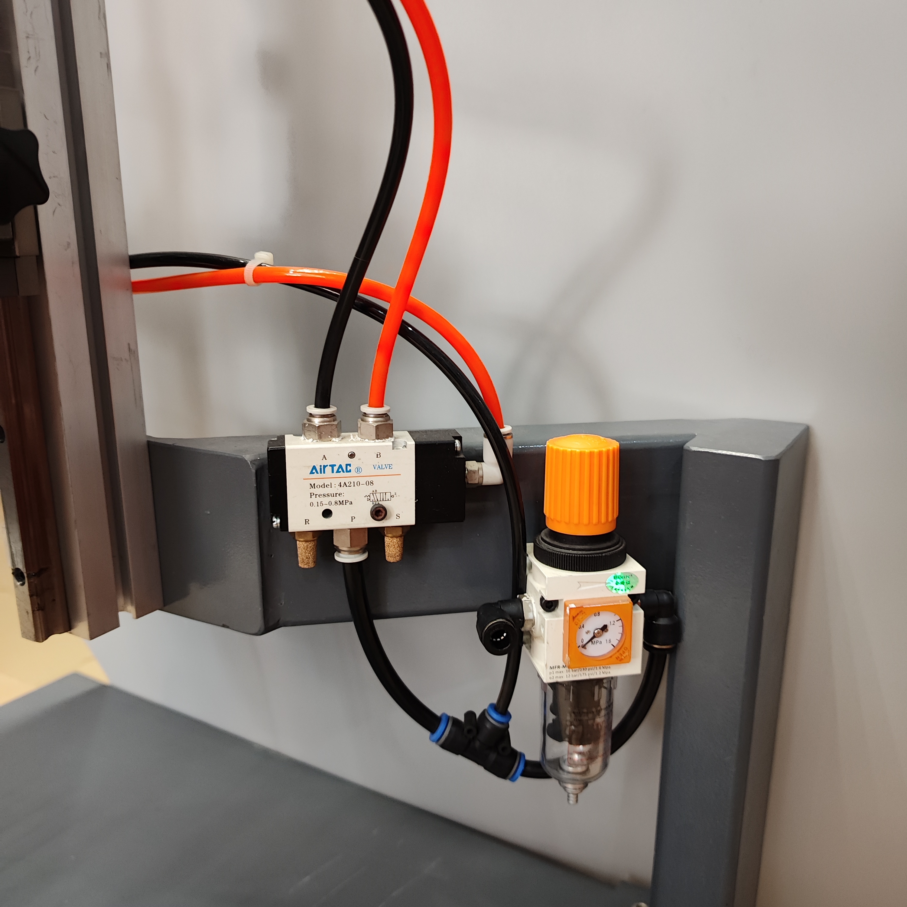 Elastic staple machine