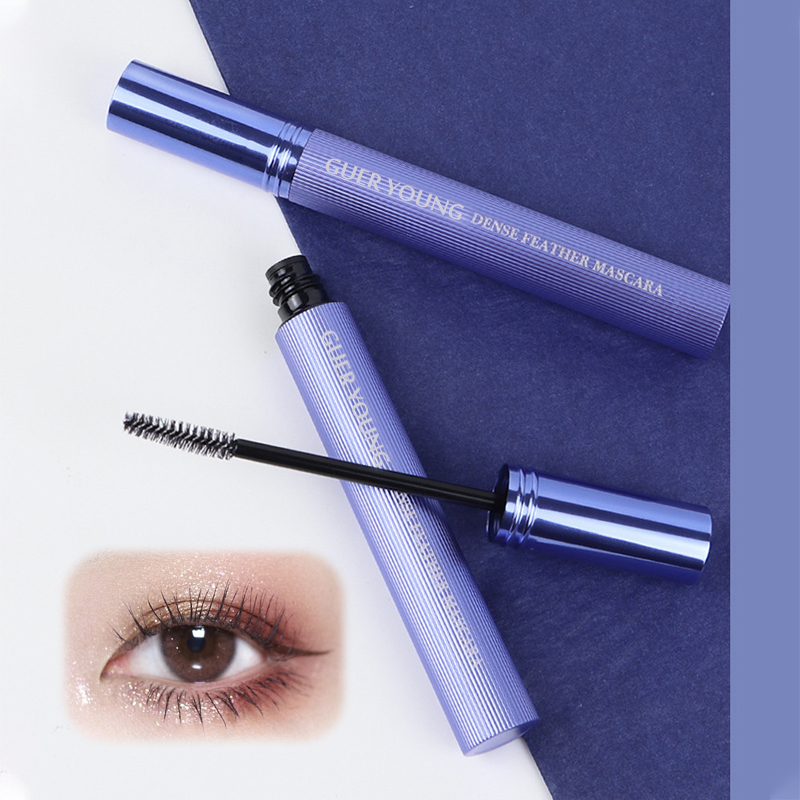 Feather-Light Waterproof Mascara – Natural Length & Lash Separation