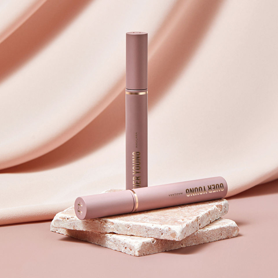 Matte Curved Brush Mascara – Volumizing & Lash Lifting Design