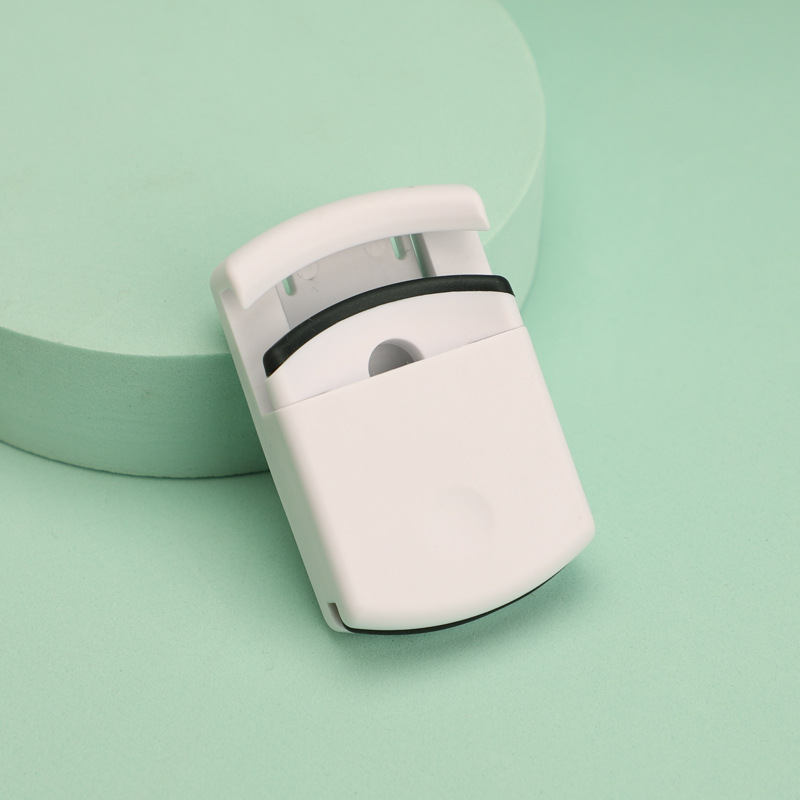 Mini Foldable Eyelash Curler – Compact Travel Lash Tool with Soft Silicone Pad for Natural Curl