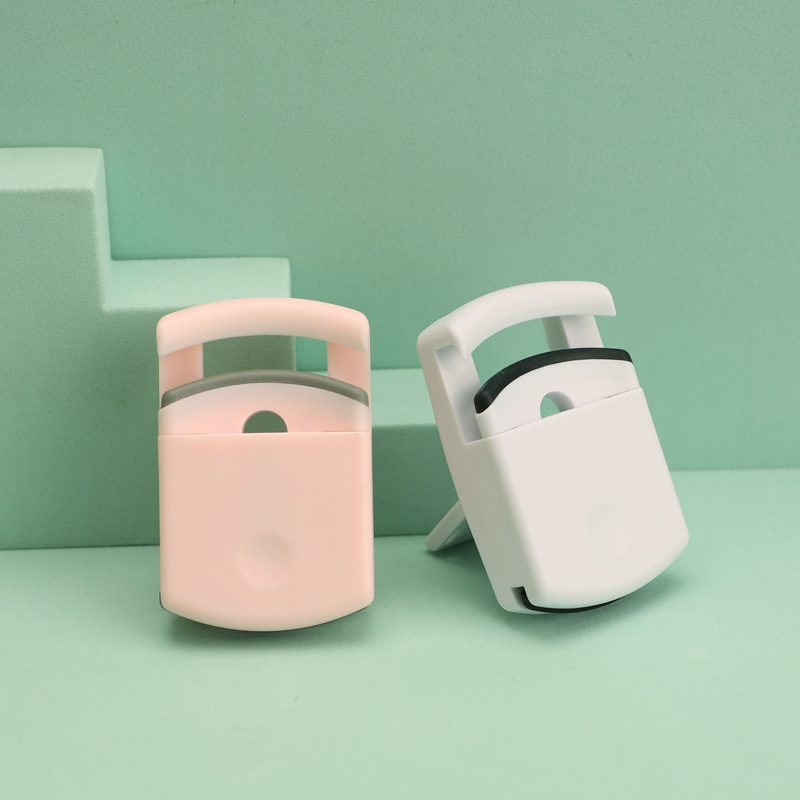 Mini Foldable Eyelash Curler – Compact Travel Lash Tool with Soft Silicone Pad for Natural Curl