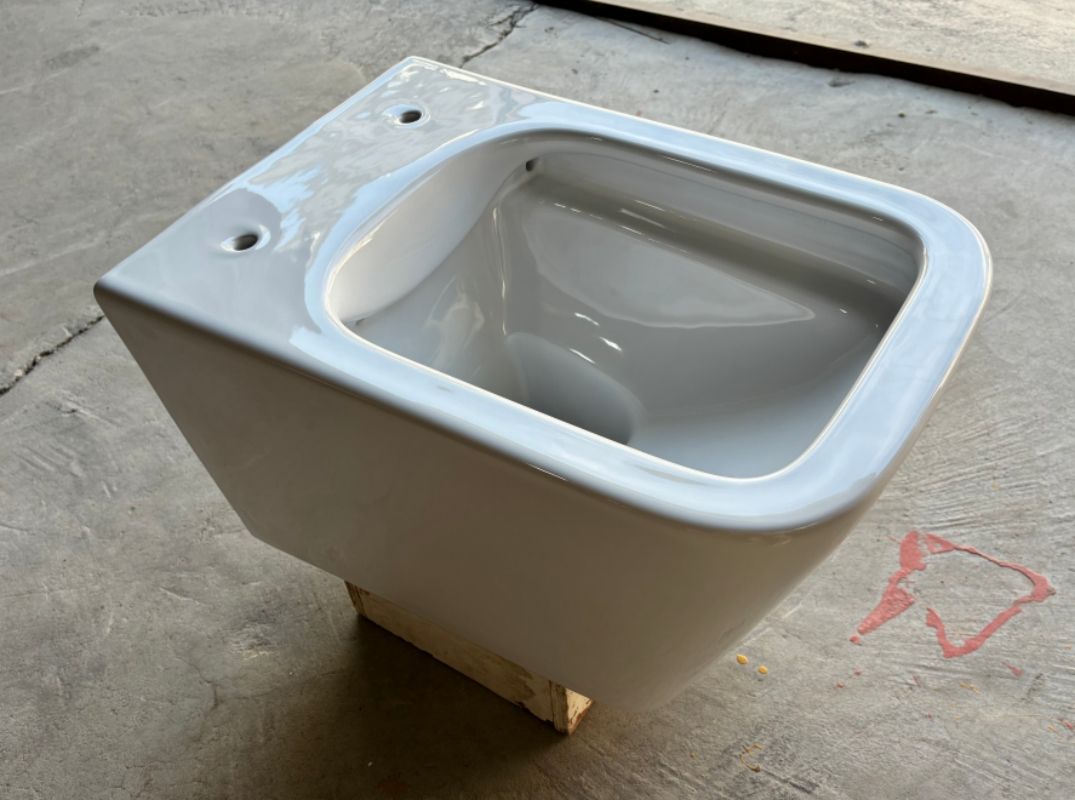 Minimalist Wall-Hung Ceramic Toilet with Soft-Close Seat