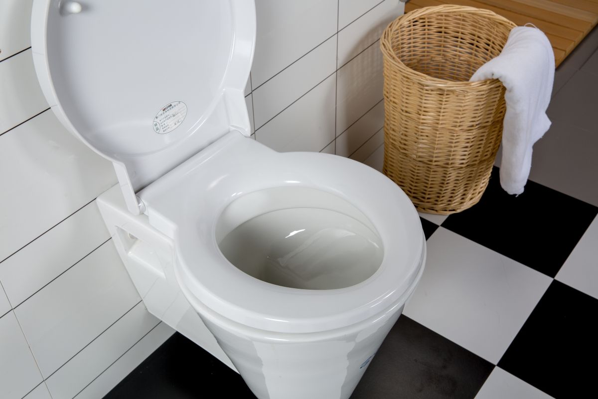 Eco-efficient ceramic wall-hung restroom fixture