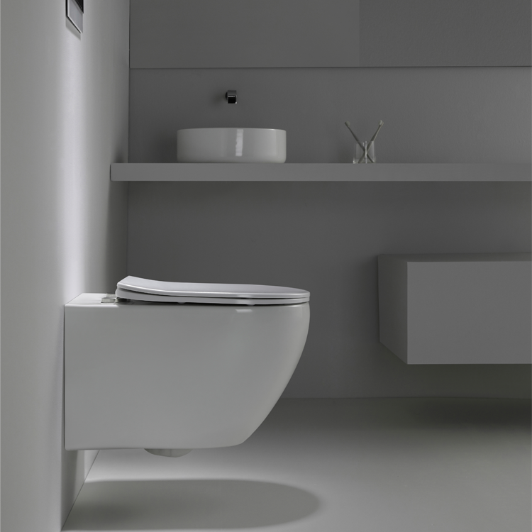 WC Sospeso BF2416D – Scarico a Vortice, 3/4.5L, Sedile UF Soft Close, Ceramica Certificata CE & ROHS