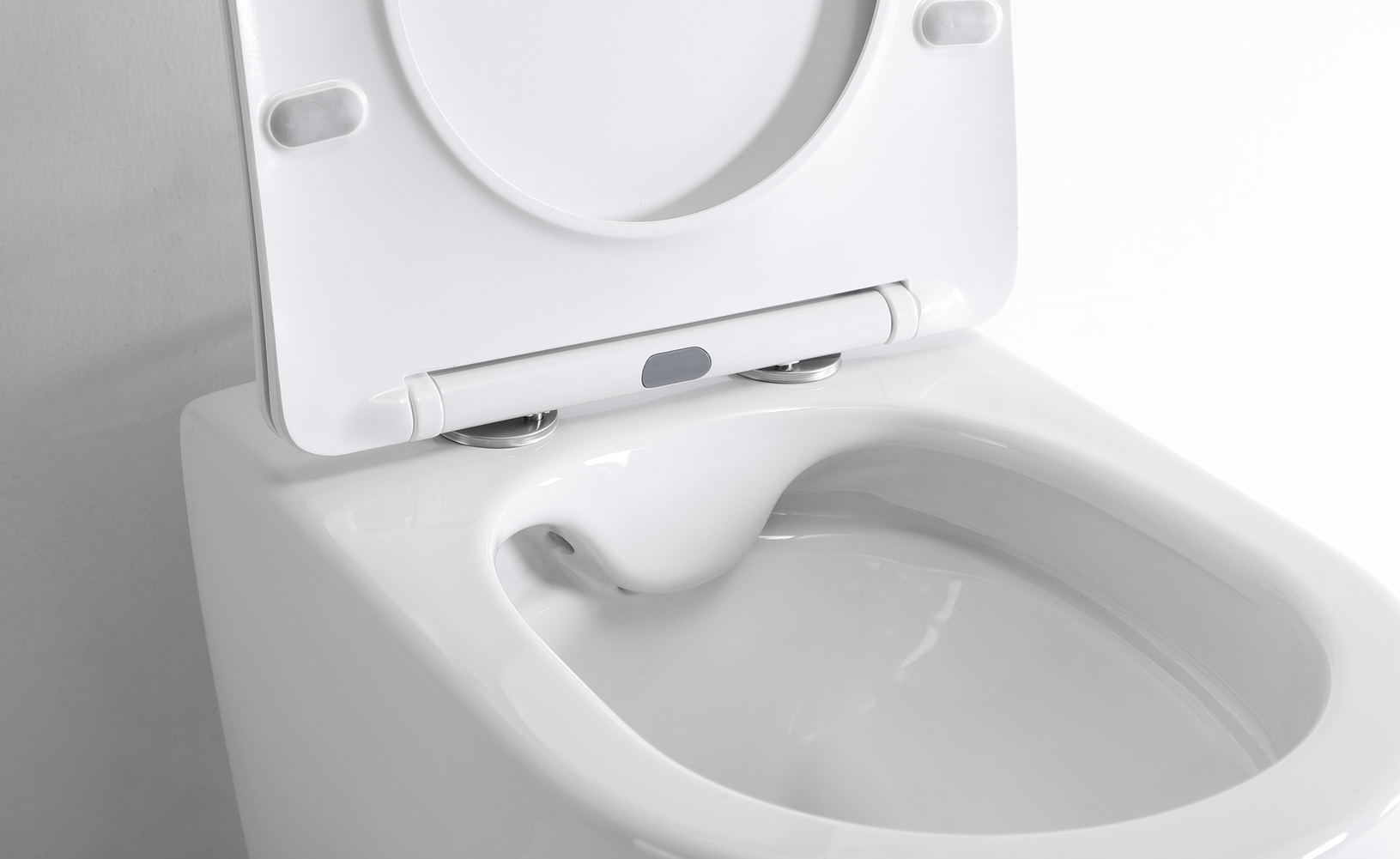 High-Efficiency Ceramic Toilet with Soft-Close UF Seat