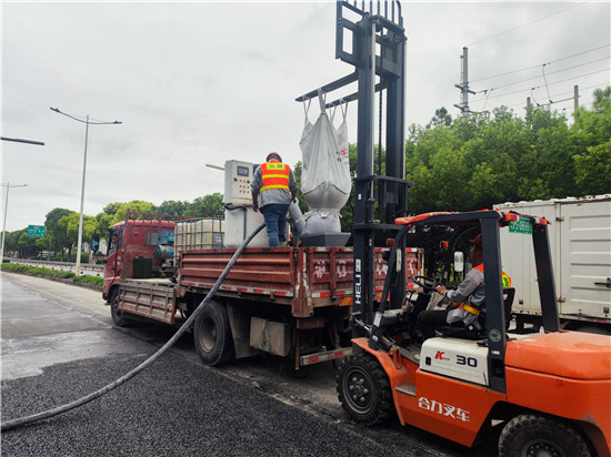 刚柔并济抗车辙，新片区道路养护新姿态