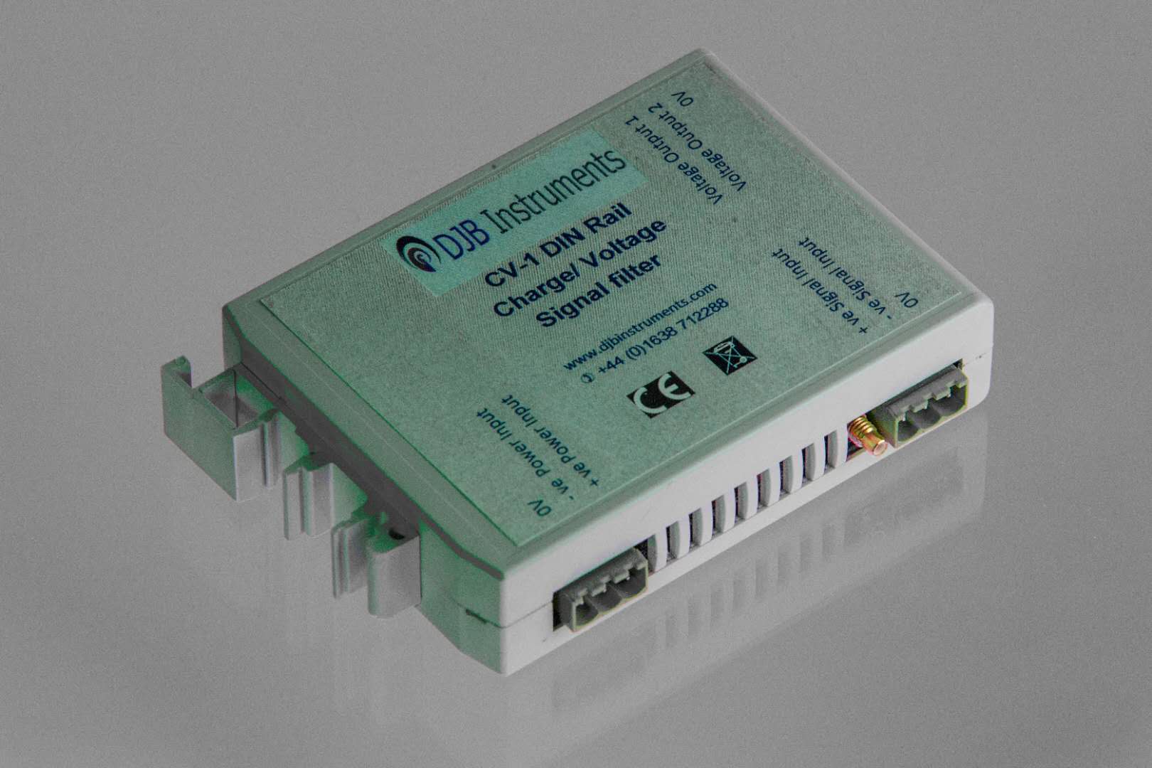 DIN 导轨安装电荷或电压源放大器 CV1-C, CV1-V