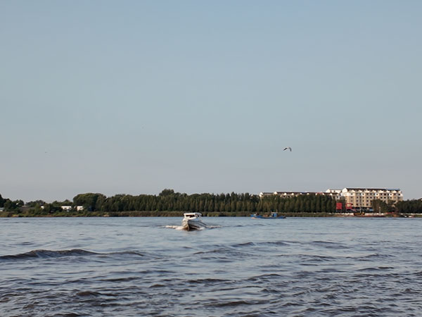 In Guangxi, two men went fishing by the river. Before they could catch any fish, they were swept away and trapped on a river island!