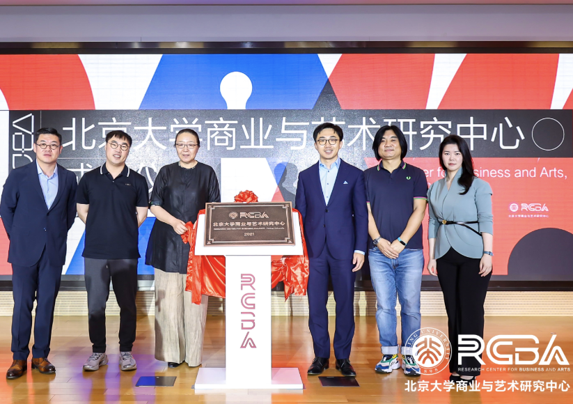 潮玩市场涨势惊人：泡泡玛特引多领域股票齐飞