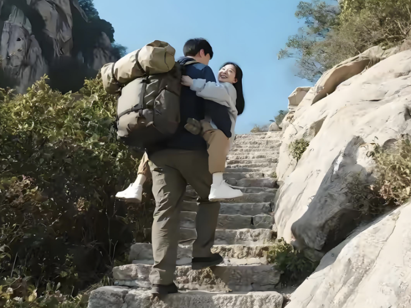 陪爬 成热门服务 陪伴经济悄然升温