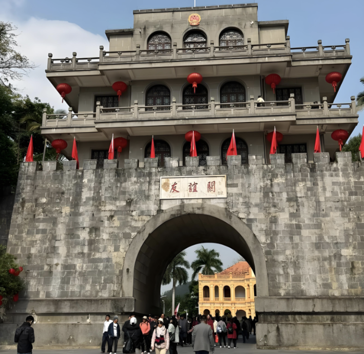 中越边境新地标闪耀 广西凭祥浦寨特色风情街开街激活暑期跨境游