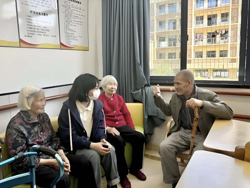 年轻人与老人同楼居住 探索养老新模式