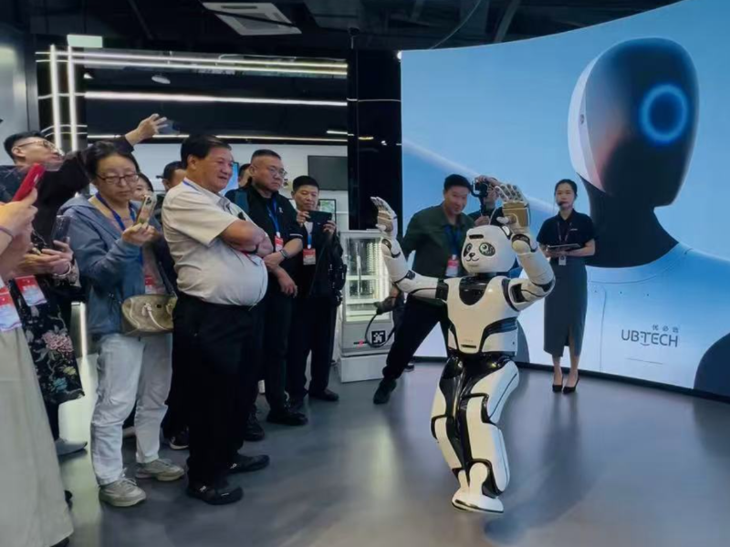 走進優必選：「2025世界華文媒體社長總編輯深圳行」與尖端機器人零距離互動 
