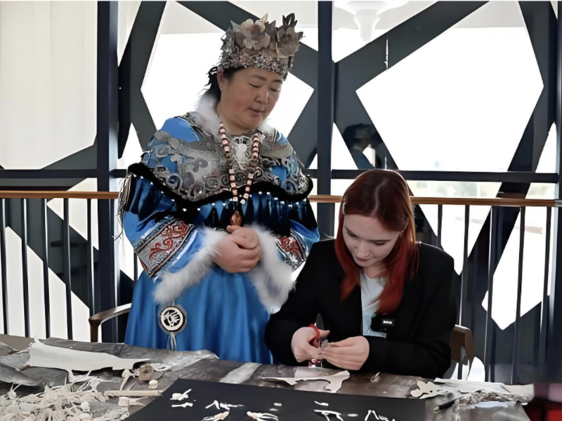 俄罗斯留学生 在八岔赫哲族乡邂逅别样文化魅力