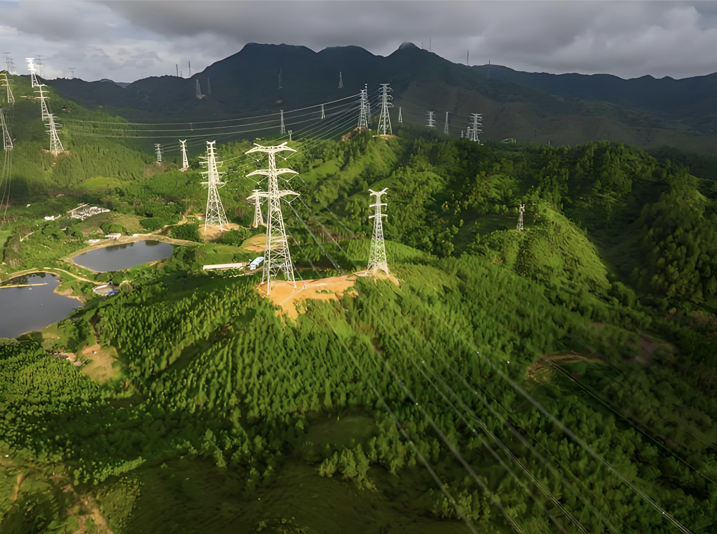 2月5日中老电力“丝路”全线贯通 跨境能源走廊开启澜湄区域绿色发展新篇章