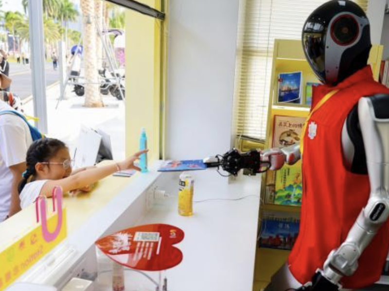 中国首个机器人志愿服务站在前海正式投入运营