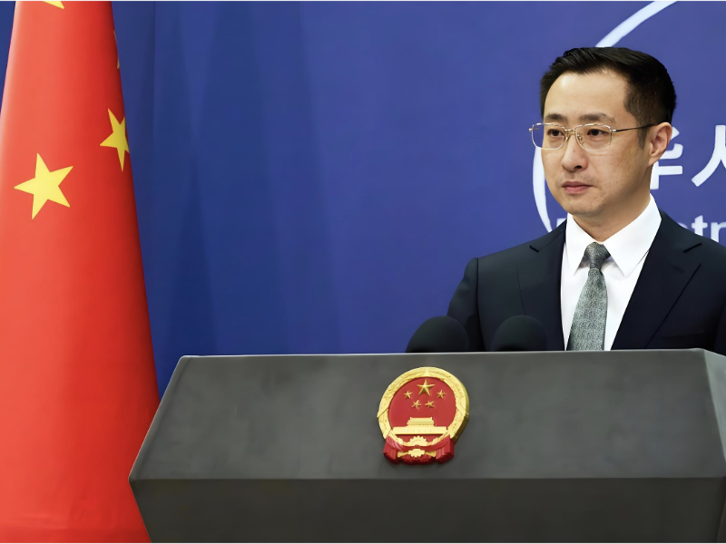 中国外交部长王毅在阿布扎比同阿联酋副总理兼外长阿卜杜拉举行会谈