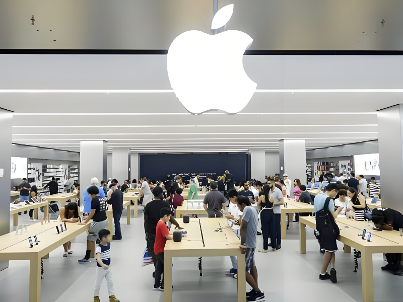 苹果“低价突袭”：iPhone 17e与MacBook Neo双箭齐发 高端或提价应对成本