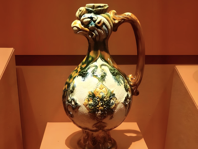 千年前的“跨界顶流”：三彩凤首壶如何演绎大唐“混搭美学”