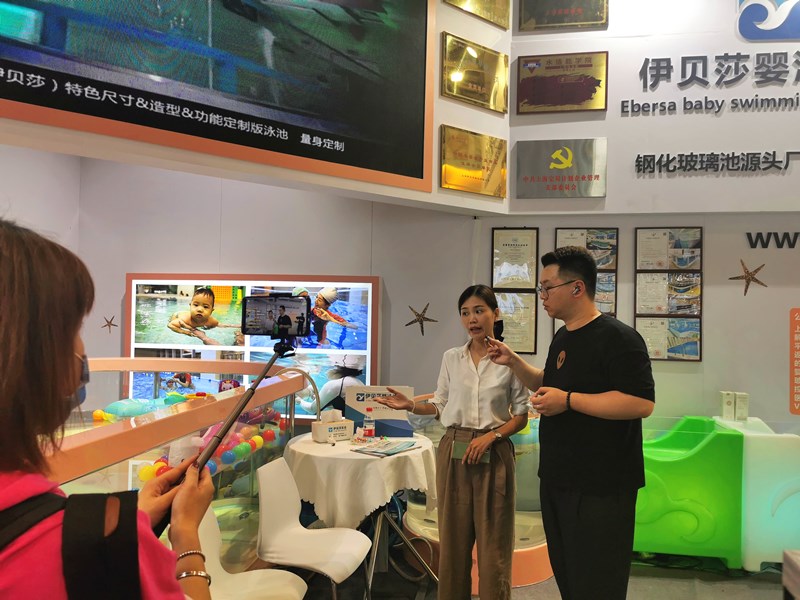 伊贝莎CBME婴童泳池展，中国孕婴童网直播采访中