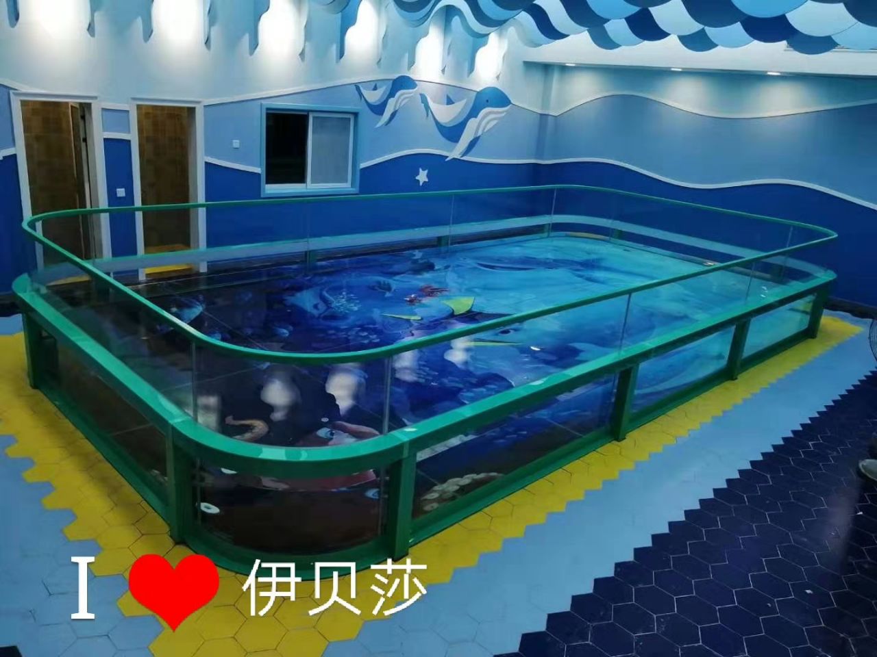 亲子游泳池，婴儿游泳玻璃池，婴儿游泳的好处，儿童游泳玻璃池，儿童游泳设备