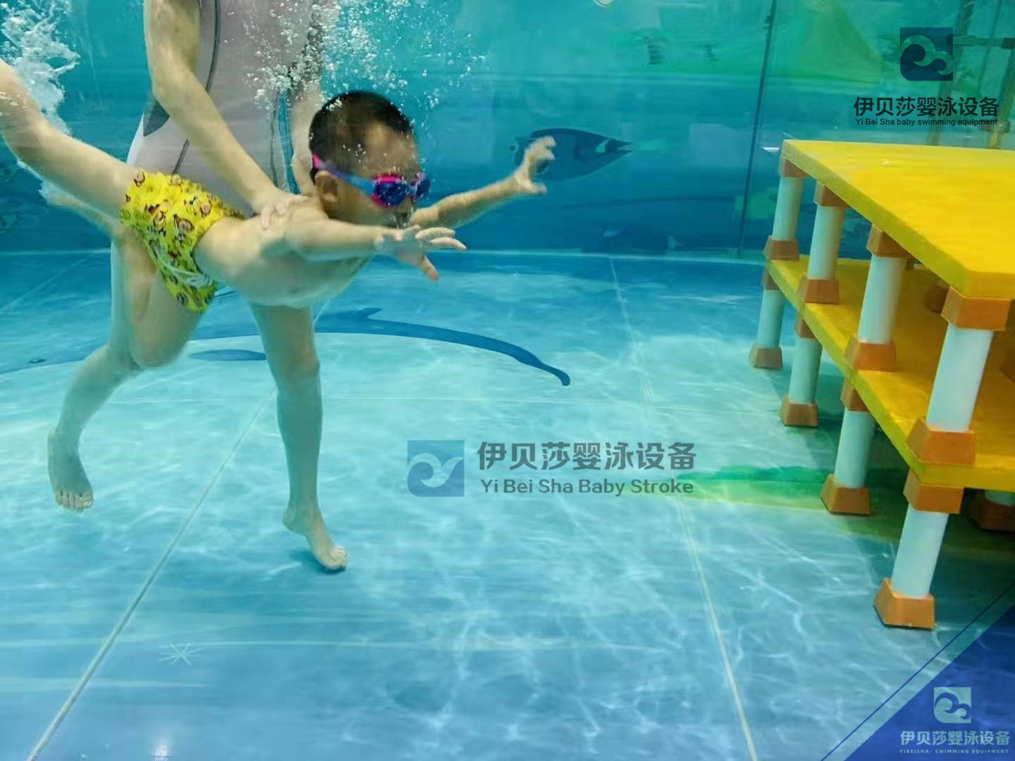 婴儿游泳，婴儿游泳池