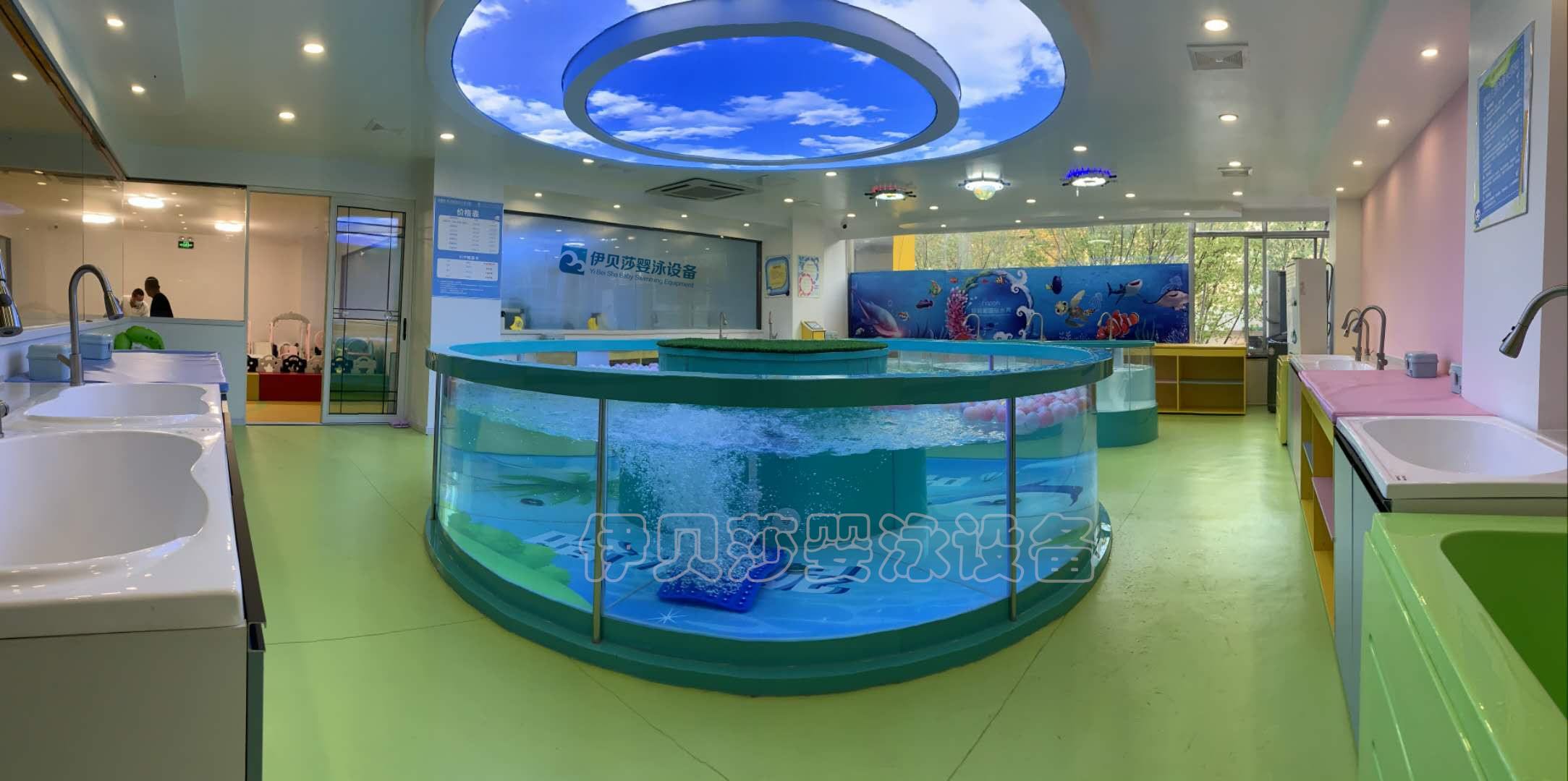 水育拓展是婴幼儿游泳的发展和提升，亲子游泳玻璃池，婴儿游泳玻璃池
