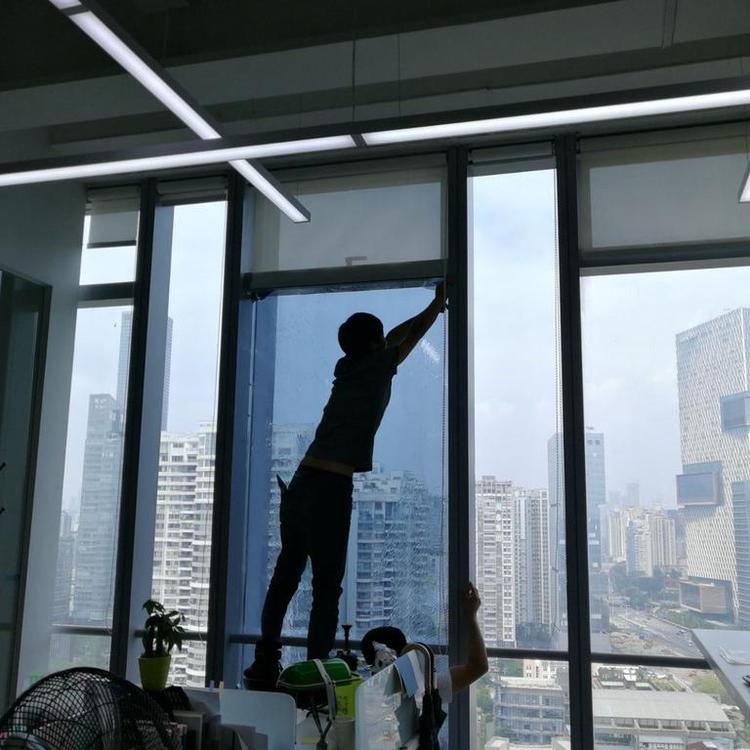 建筑玻璃贴膜步骤