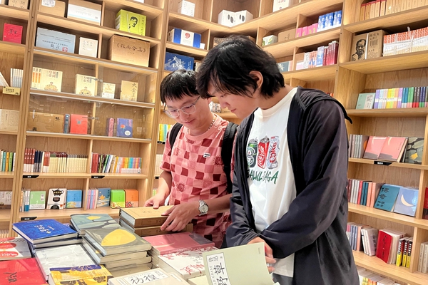 阅读凝光聚众志 书香氤氲润心田