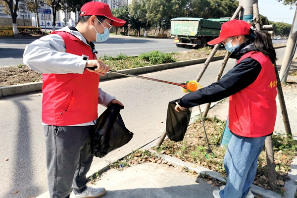 志愿红绘就文明色 点亮城市美颜模式