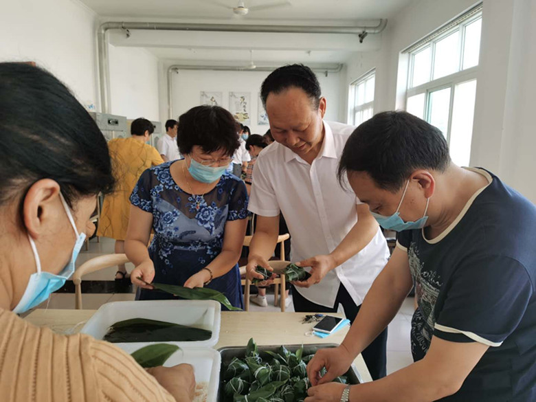 南阳市疾控中心开展“粽香端午一家亲”端午节包粽子活动