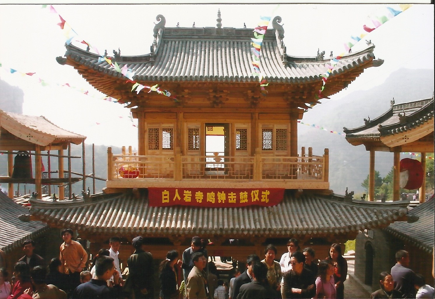白人岩鸣钟击鼓仪式