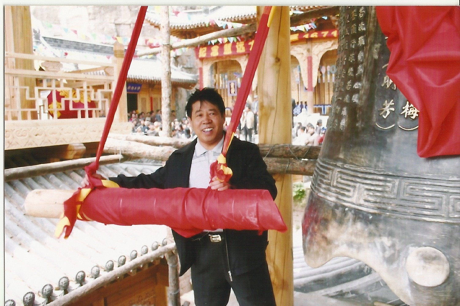 白人岩鸣钟击鼓仪式