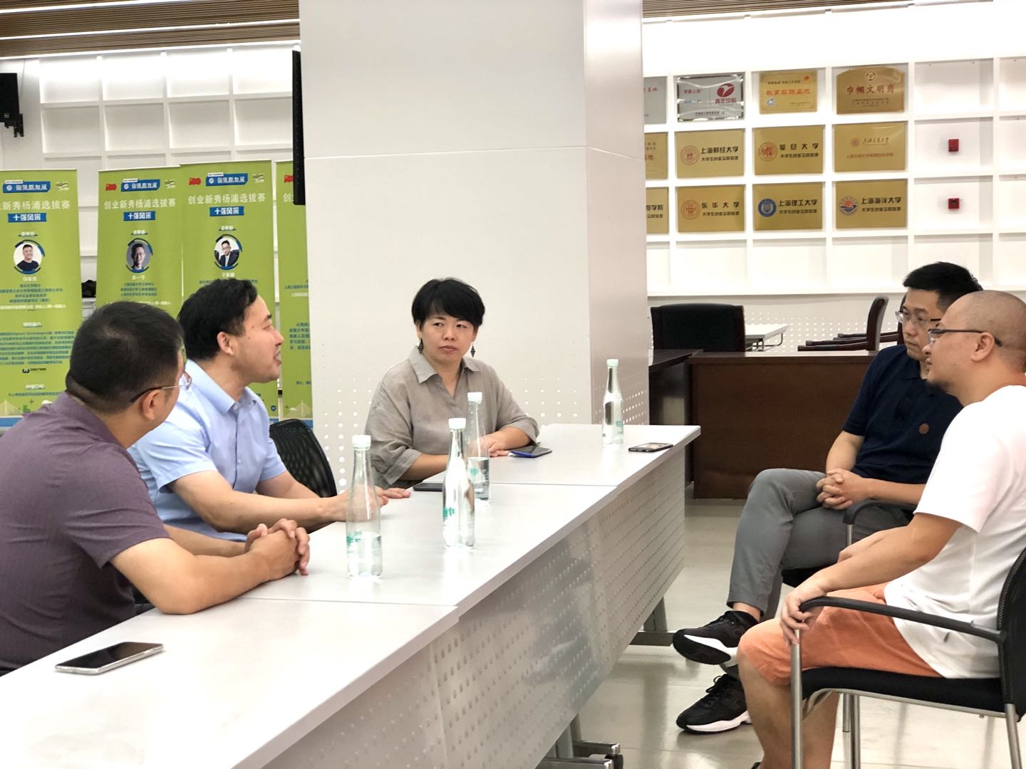 上海市科技创业中心领导到我司考察交流智慧党建产品