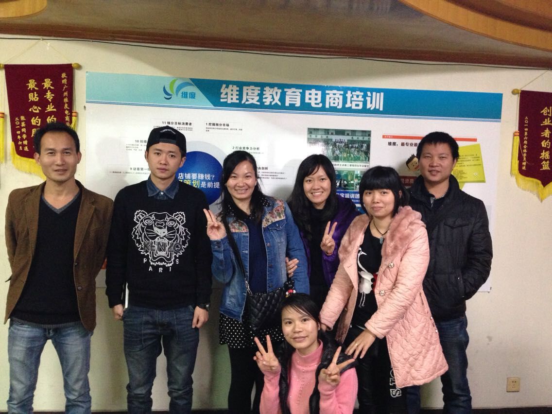 <p align="left">
	<span style="font-size:10.0pt;font-family:微软雅黑,sans-serif;color:#333333;">市场营销总监<span>—</span></span>
</p>
<p align="left" style="margin-left:0cm;text-indent:-18pt;">
	<span style="font-size:10.0pt;font-family:Symbol;color:#333333;">·<span style="font-size:7pt;line-height:normal;font-family:'Times New Roman';">&nbsp;&nbsp;&nbsp;&nbsp;&nbsp;&nbsp;&nbsp;&nbsp; </span></span><span style="font-size:10.0pt;font-family:微软雅黑,sans-serif;color:#333333;">4</span><span style="font-size:10.0pt;font-family:微软雅黑,sans-serif;color:#333333;">年媒体广告及互联网行业经验<span></span></span>
</p>
<p align="left" style="margin-left:0cm;text-indent:-18pt;">
	<span style="font-size:10.0pt;font-family:Symbol;color:#333333;">·<span style="font-size:7pt;line-height:normal;font-family:'Times New Roman';">&nbsp;&nbsp;&nbsp;&nbsp;&nbsp;&nbsp;&nbsp;&nbsp; </span></span><span style="font-size:10.0pt;font-family:微软雅黑,sans-serif;color:#333333;">擅长品牌策划、网络营销、活动统筹等<span></span></span>
</p>
<p align="left" style="margin-left:0cm;text-indent:-18pt;">
	<span style="font-size:10.0pt;font-family:Symbol;color:#333333;">·<span style="font-size:7pt;line-height:normal;font-family:'Times New Roman';">&nbsp;&nbsp;&nbsp;&nbsp;&nbsp;&nbsp;&nbsp;&nbsp; </span></span><span style="font-size:10.0pt;font-family:微软雅黑,sans-serif;color:#333333;">多次代表大麦出席各大论坛、大会进行分享<span></span></span>
</p>
<p align="left" style="margin-left:0cm;text-indent:-18pt;">
	<span style="font-size:10.0pt;font-family:Symbol;color:#333333;">·<span style="font-size:7pt;line-height:normal;font-family:'Times New Roman';">&nbsp;&nbsp;&nbsp;&nbsp;&nbsp;&nbsp;&nbsp;&nbsp; </span></span><span style="font-size:10.0pt;font-family:微软雅黑,sans-serif;color:#333333;">曾服务品牌：蜜色之吻、太易旅行等<span></span></span>
</p>