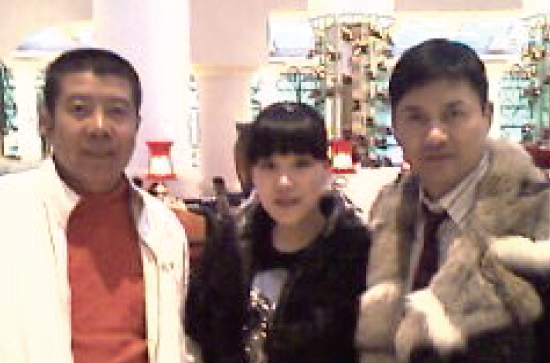 斋主与吕良伟夫妇在一起