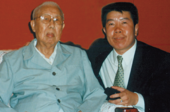 斋主与上将王平在一起