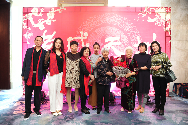 郭老师家人与嘉宾合影