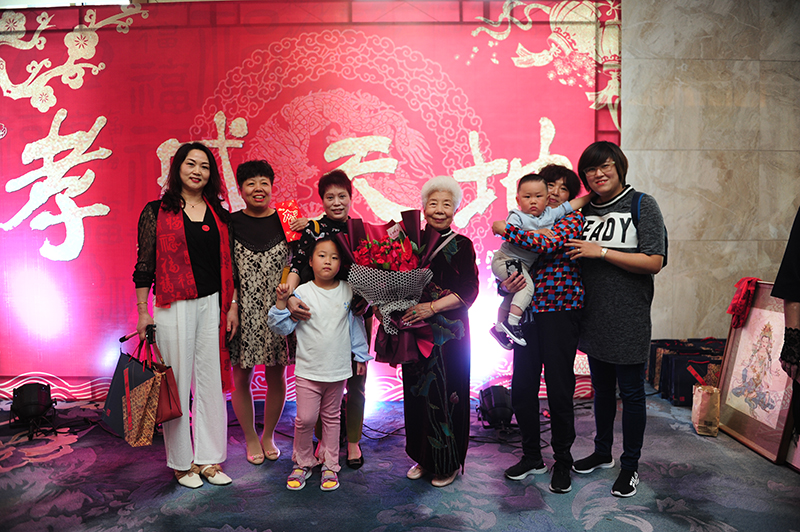 郭老师家人与嘉宾合影
