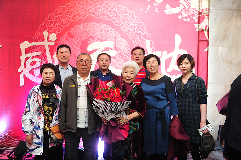 郭老师母亲和嘉宾合影