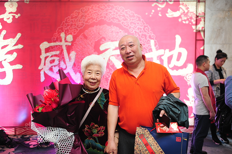 郭老师母亲和嘉宾合影