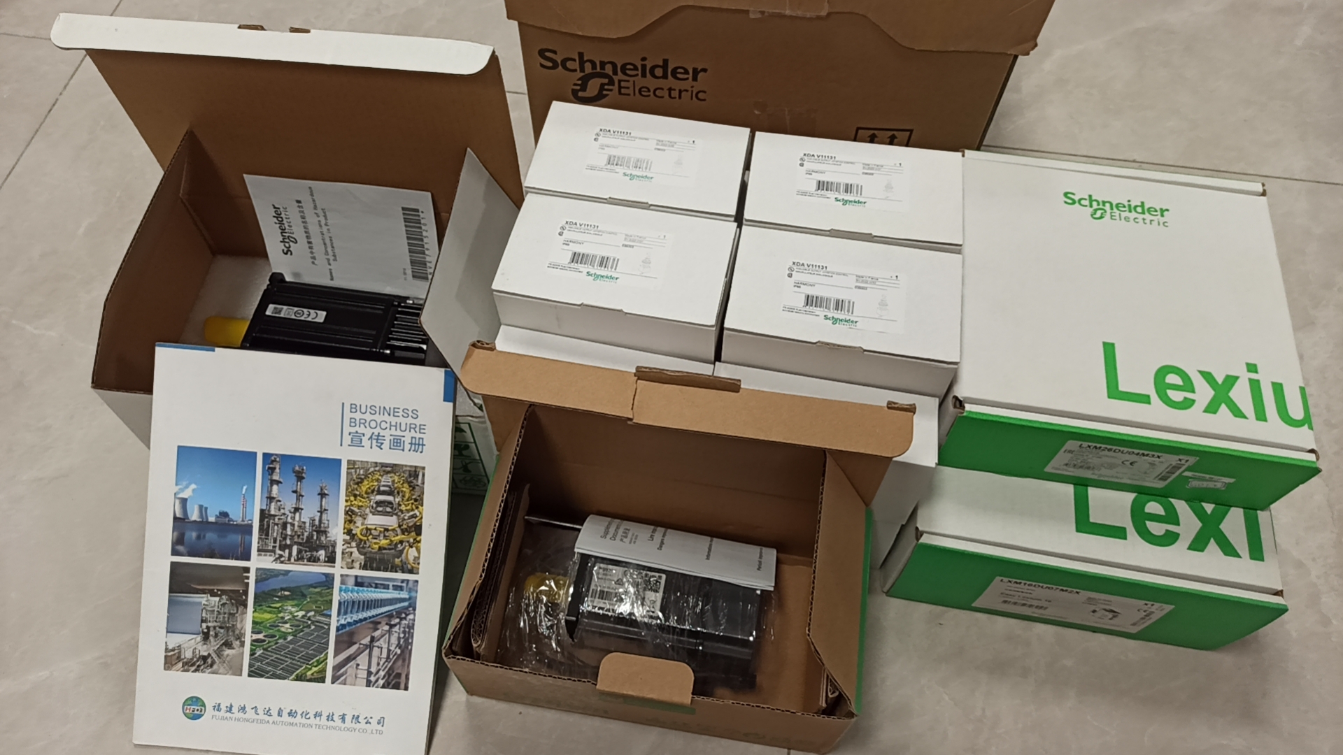 SCHNEIDER LXM26DU04M3X伺服驱动器