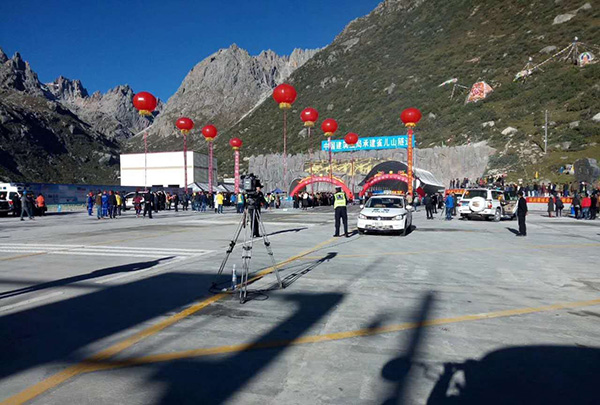 雀儿山“山鹰飞不过的山峰”隧道管道电伴热保温