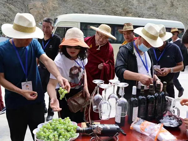 得荣红酒展销品鉴会在成都七道堰社区广场举办